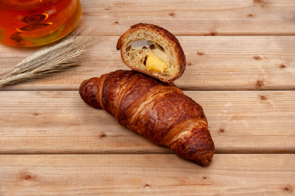 Круассан с заварным кремом и лимоном