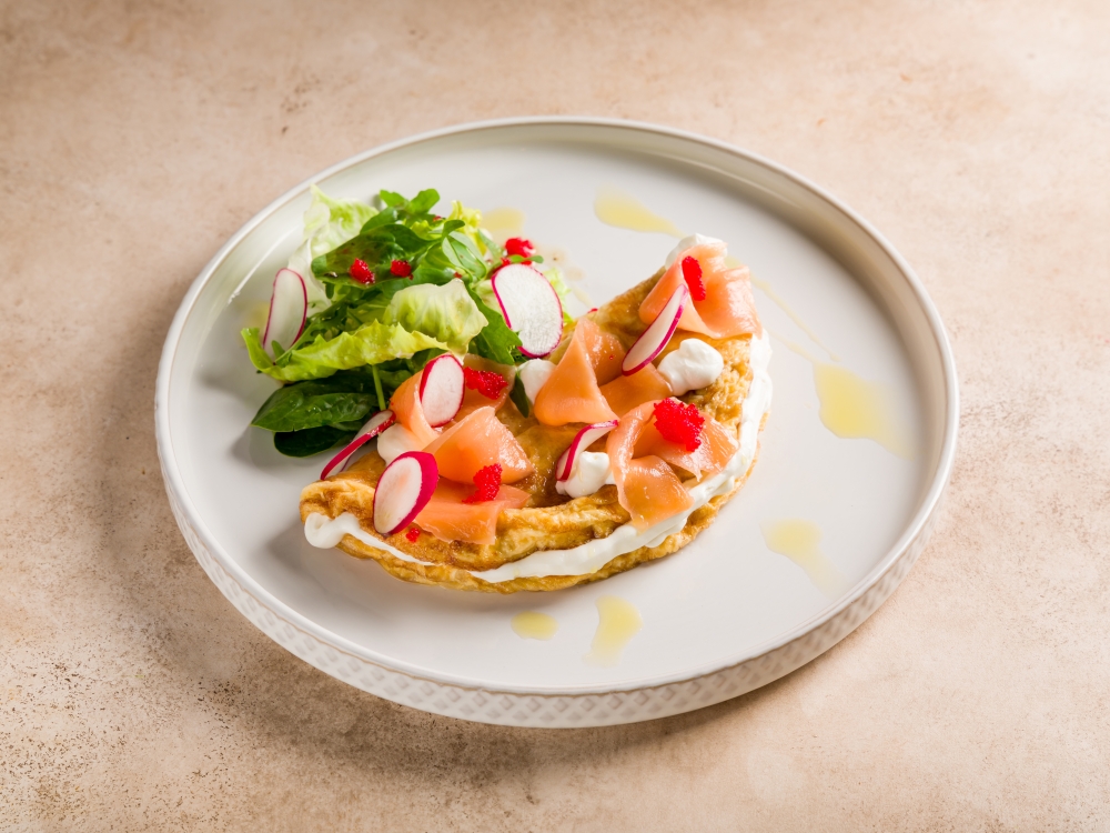 Омлет с форелью и икрой тобико