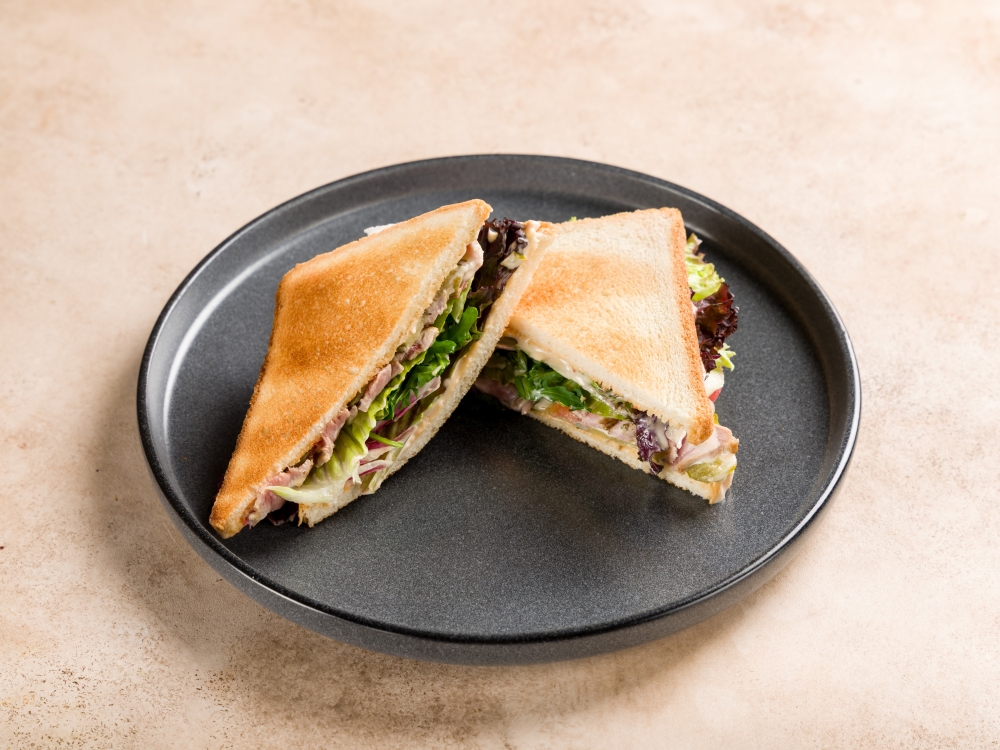 Сэндвич с курицей, яйцом и беконом