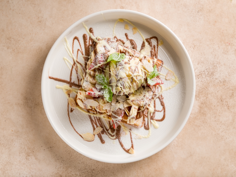 Бельгийская вафля с бананом и шоколадом