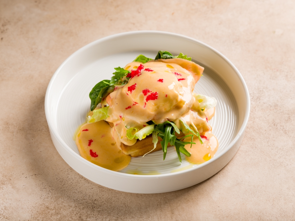 Бельгийская вафля с яйцом пашот и форелью под голландским соусом