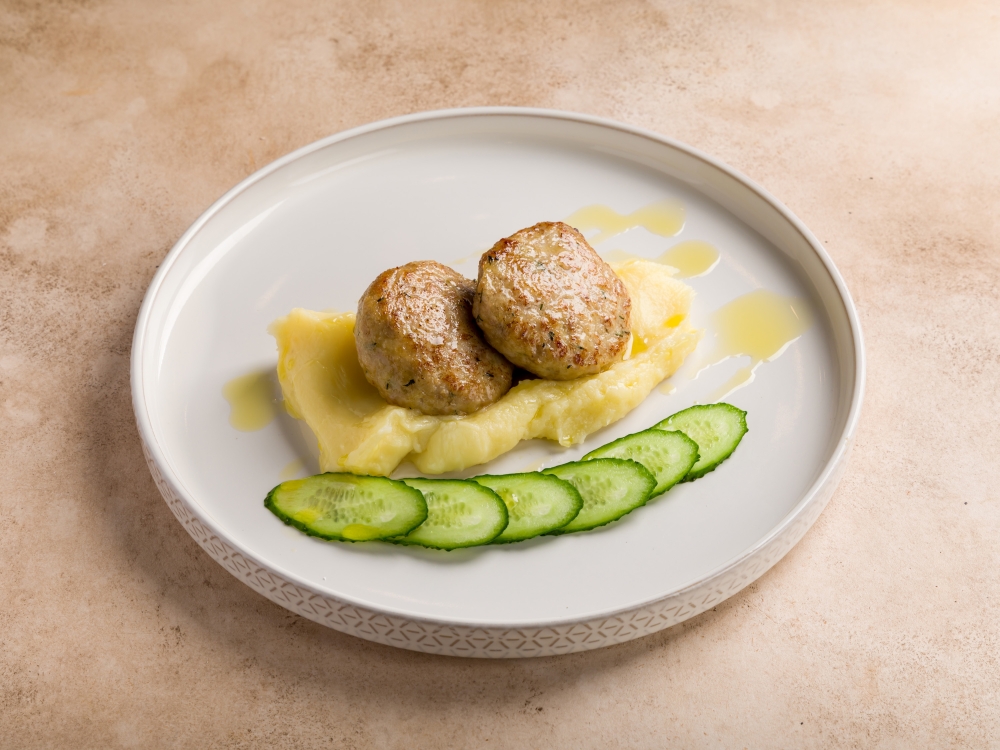 Муссовые куриные котлеты с пюре