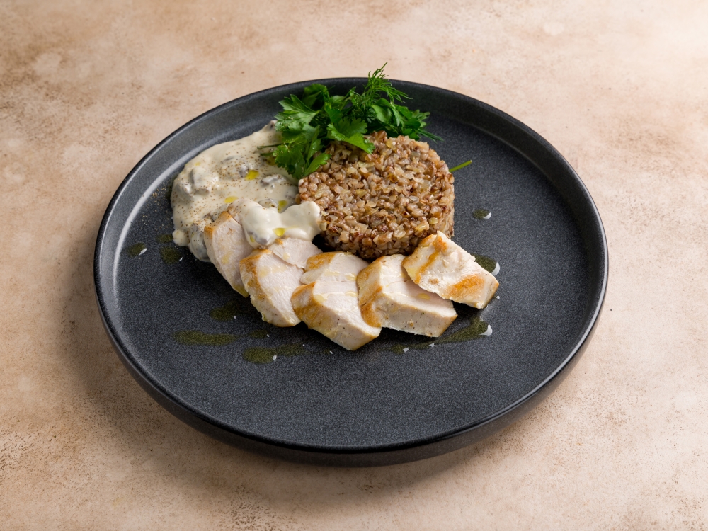 Куриная грудка с гречкой и шампиньонами