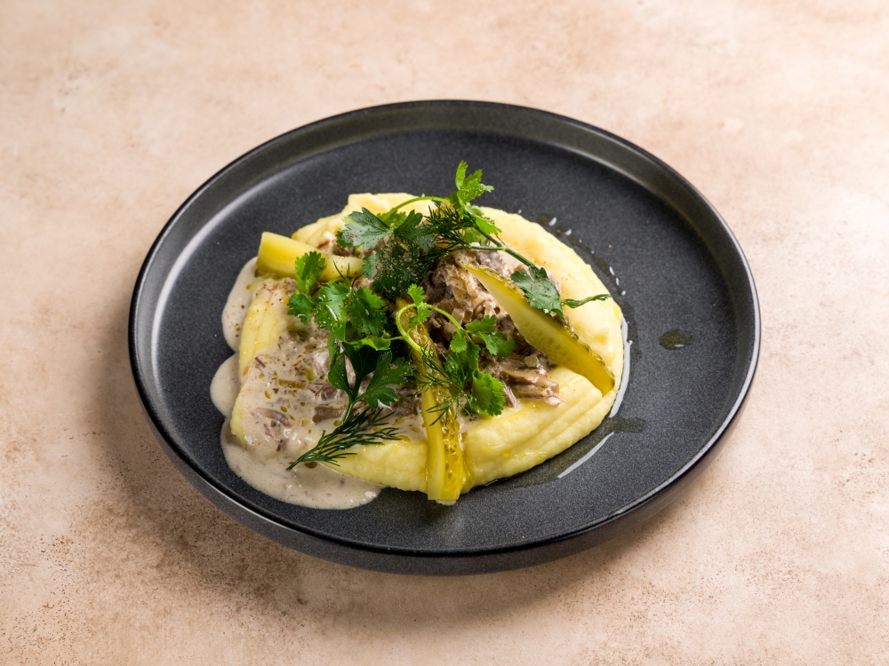 Бефстроганов из вырезки с картофельным пюре классика