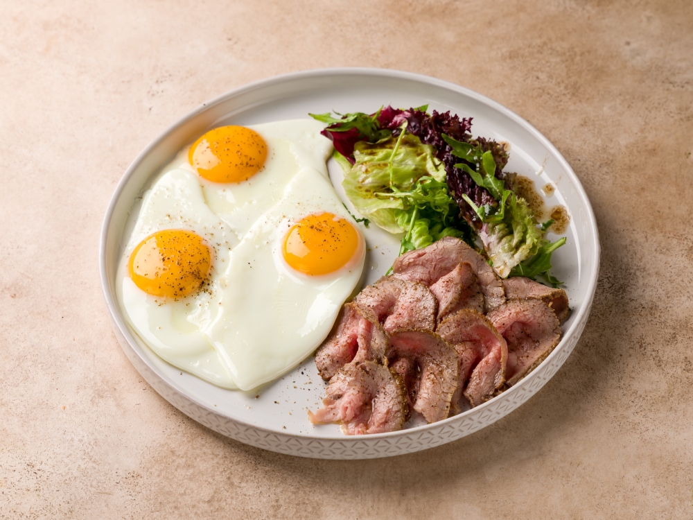 Глазунья с ростбифом