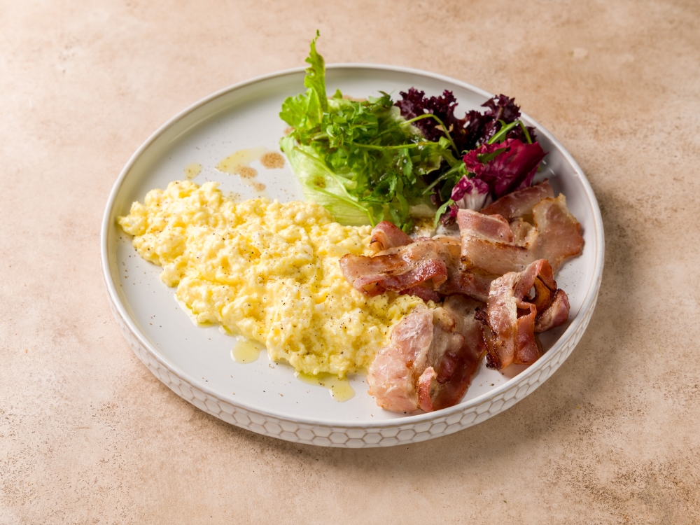 Скрембл с беконом