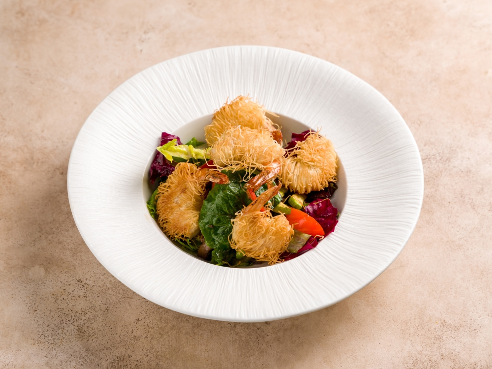 Салат с креветками катаифи